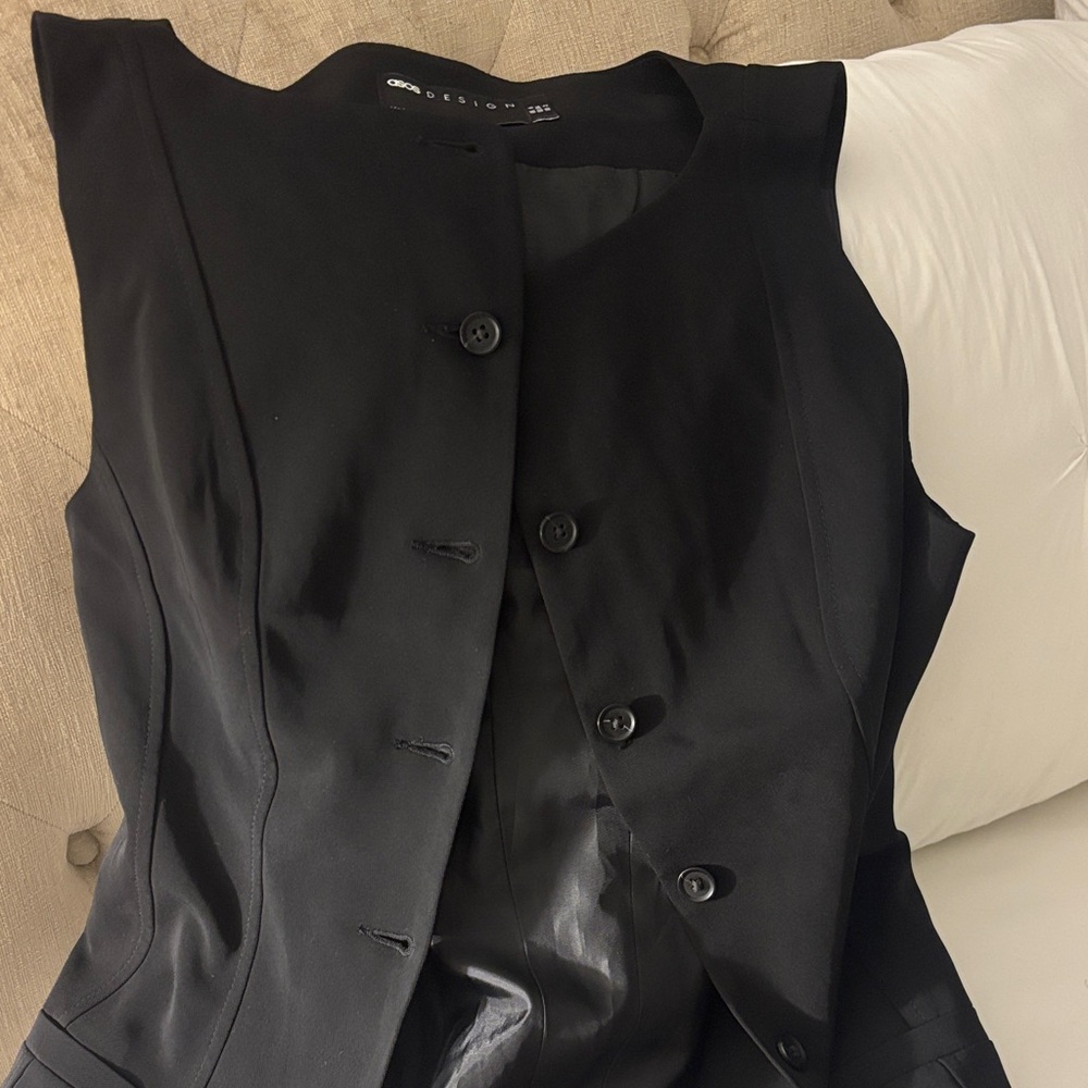 Women's Black Sleeveless Jacket